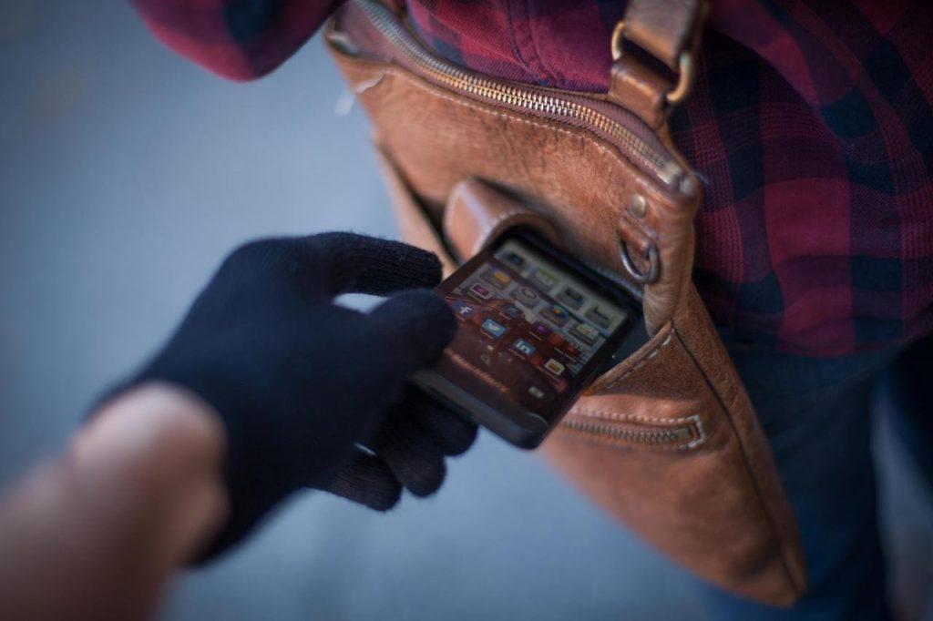 Полиция может найти смартфон и находит украденные смартфоны