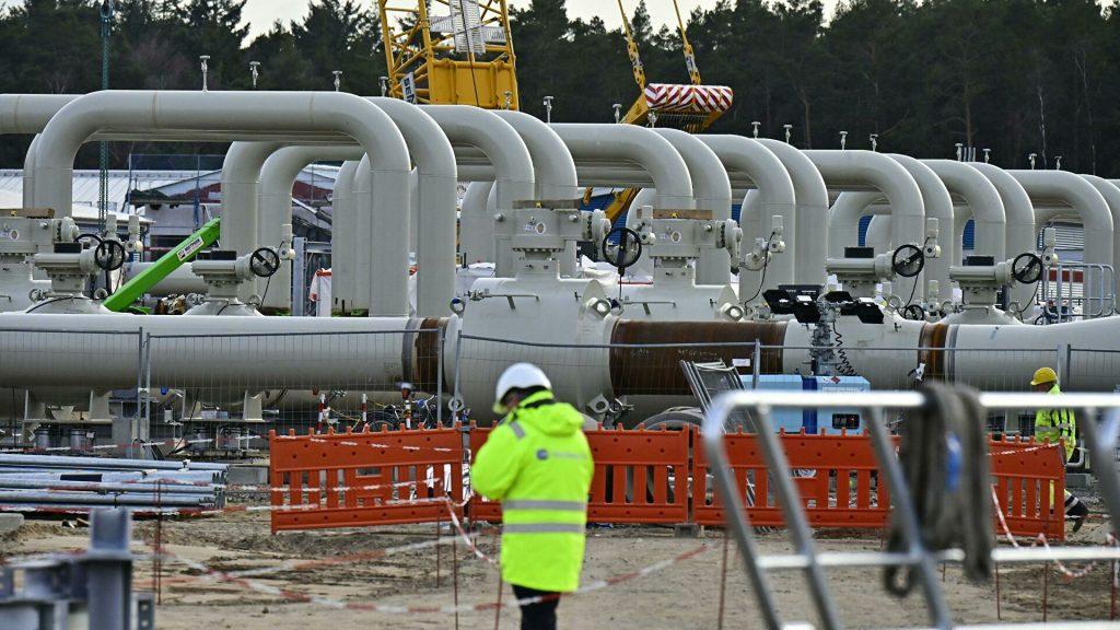 Северный поток-2 построен чтобы обеспечить газом Европу, но Европе Российский газ стал не нужен после введенных против нее санкций, однако Европа не собирается полностью отказываться от газа из России.