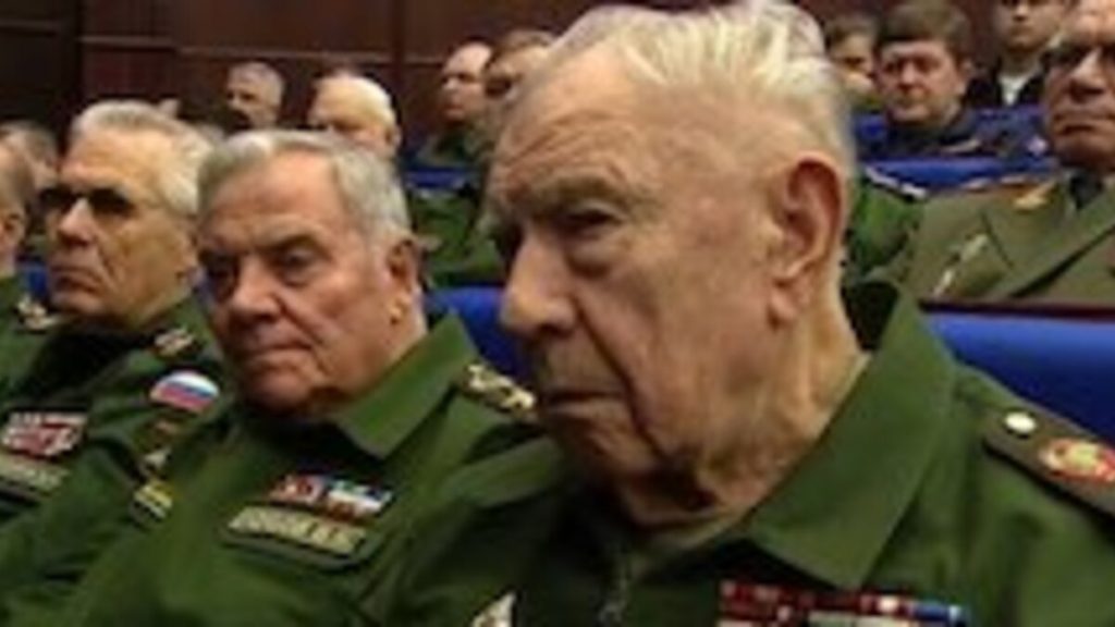 Президент подписал о службе генералов до 70 лет потому, что считает, что 70 летние опытные генералы усилят российскую армию, а их опыт укрепит оборону страны.