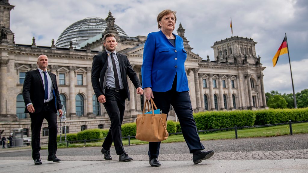 Меркель на посту канцлера Германии выступала за сотрудничество с Россией, Меркель уходит.