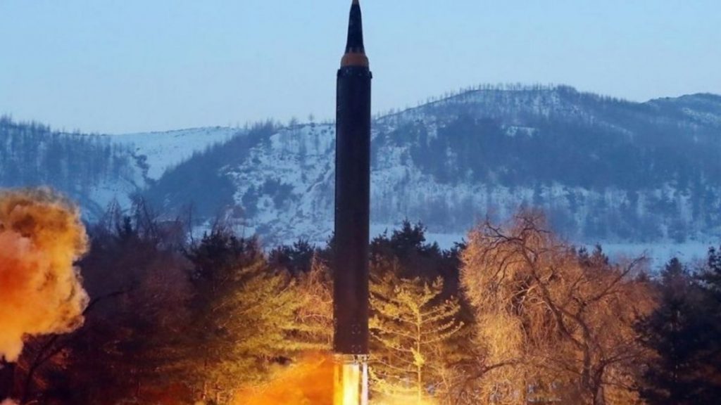 Северная Корея с ядерным оружием запускает ракеты