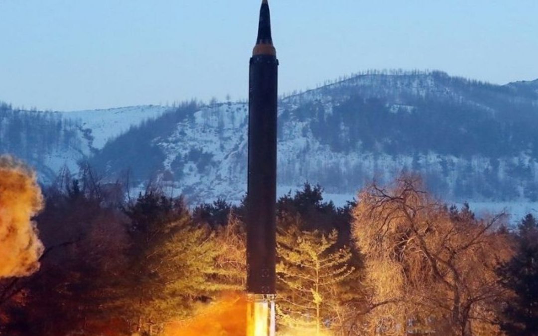 Северная Корея с ядерным оружием запускает ракеты
