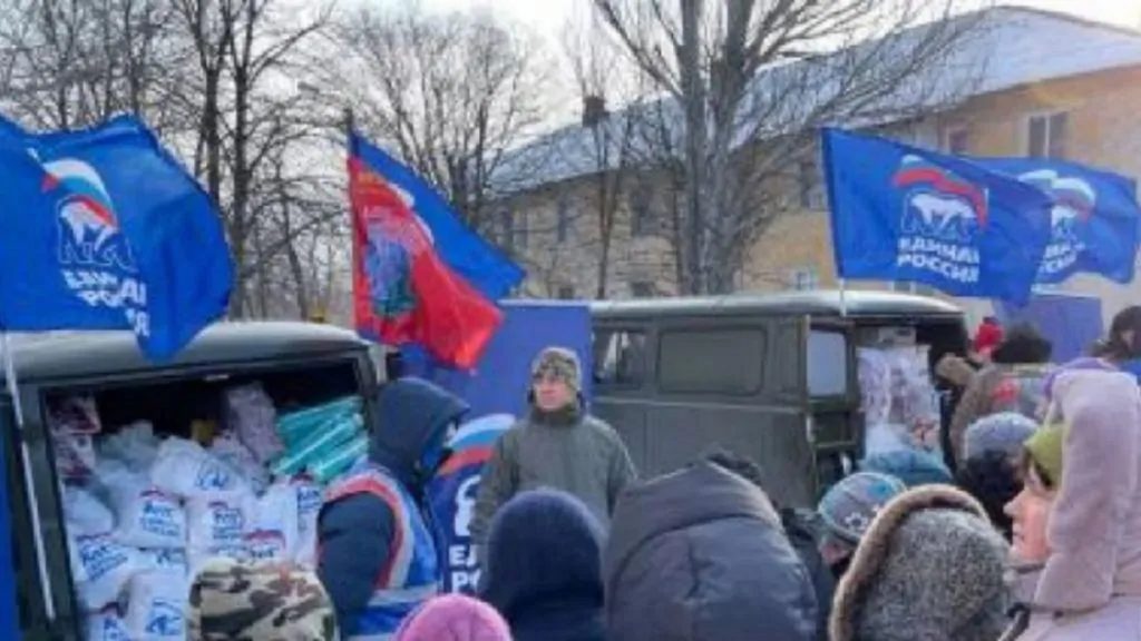 Партия Единая Россия хочет победы на выборах и для этого рекламирует себя на фоне помощи людям Донбасса.