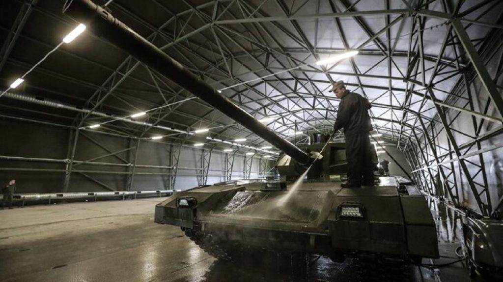 Сегодня самый современный танк Армата которого боялся запад не запустили в производство элиты РФ на него не хватило денег, их вывезли на запад к врагам.