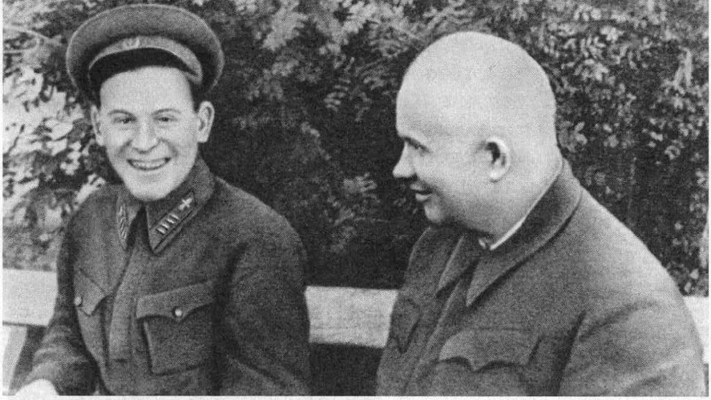 Василий Сталин и Никита Хрущев пришедший к власти после убийства Иосифа Сталина.