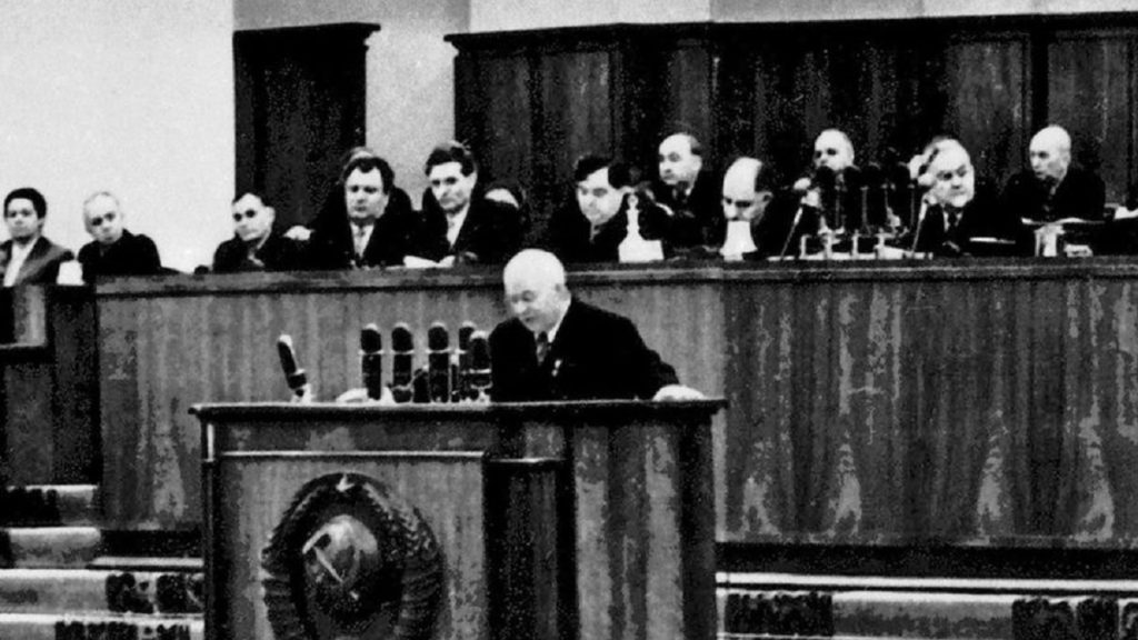 На 20 съезде КПСС Н Хрущев заявил о культе личности Сталина и об необоснованных казнях людей.